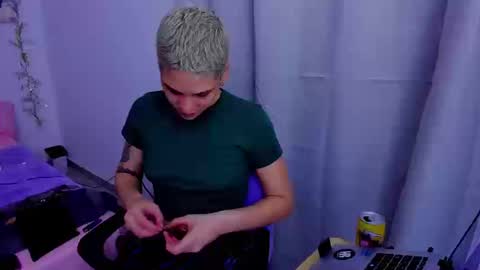 Snapshot of laura_r23 chatting on September 23, 1:19 am Laura Rose online show from September 23, 1:19 am