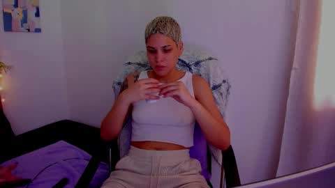 Snapshot of laura_r23 chatting on October 5, 4:49 pm Laura Rose online show from October 5, 4:49 pm