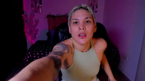 Snapshot of laura_r23 chatting on October 8, 12:58 pm Laura Rose online show from October 8, 12:58 pm