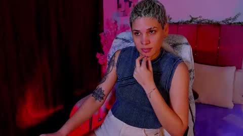 Snapshot of laura_r23 chatting on October 17, 12:25 am Laura Rose online show from October 17, 12:25 am