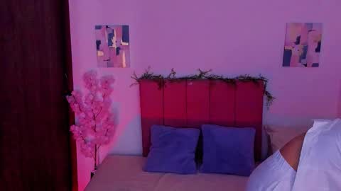 Snapshot of laura_r23 chatting on October 24, 5:31 pm Laura Rose online show from October 24, 5:31 pm