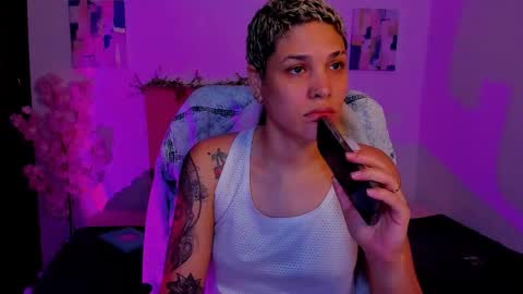 Snapshot of laura_r23 chatting on October 25, 7:30 pm Laura Rose online show from October 25, 7:30 pm