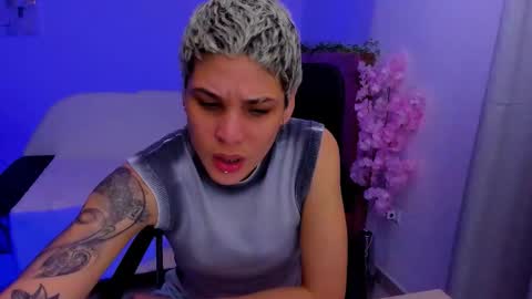 Snapshot of laura_r23 chatting on November 2, 11:29 pm Laura Rose online show from November 2, 11:29 pm