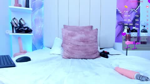 Snapshot of laura_smith12 chatting on December 12, 3:10 am Laura Smith online show from December 12, 3:10 am