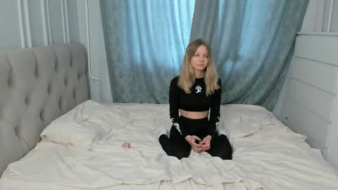 Snapshot of laurabrowwnn chatting on June 12, 9:52 am Leila online show from June 12, 9:52 am