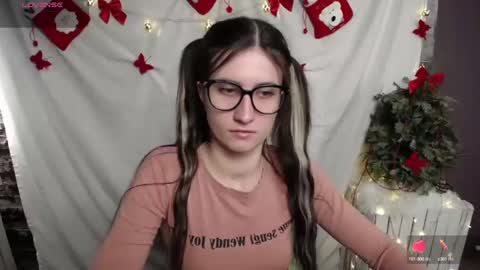 Snapshot of lauradre_ chatting on December 11, 7:42 am Laura online show from December 11, 7:42 am