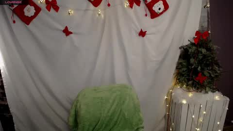 Snapshot of lauradre_ chatting on December 11, 2:22 pm Laura online show from December 11, 2:22 pm