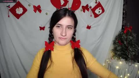Snapshot of lauradre_ chatting on December 24, 8:44 am Laura online show from December 24, 8:44 am