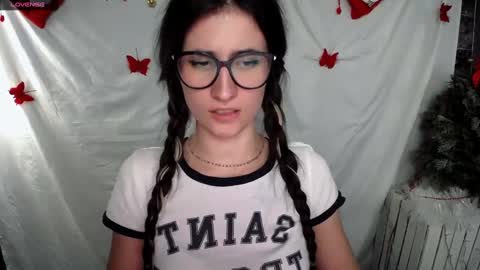Snapshot of lauradre_ chatting on January 3, 2:51 pm Laura online show from January 3, 2:51 pm