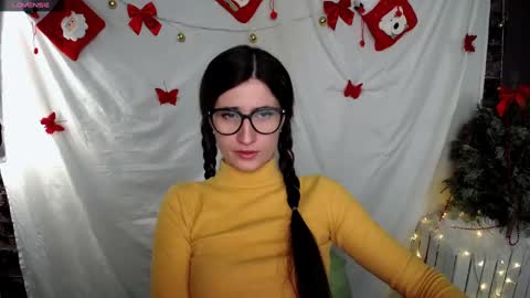 Snapshot of lauradre_ chatting on January 4, 8:17 am Laura online show from January 4, 8:17 am