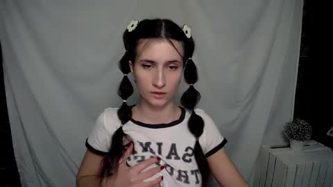 Snapshot of lauradre_ chatting on February 2, 8:02 am Laura online show from February 2, 8:02 am