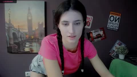 Snapshot of lauradre_ chatting on February 7, 8:33 am Laura online show from February 7, 8:33 am