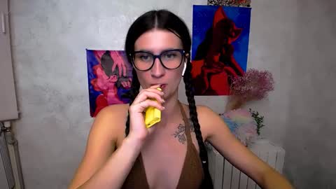 Snapshot of lauradre_ chatting on September 20, 9:21 am Laura online show from September 20, 9:21 am