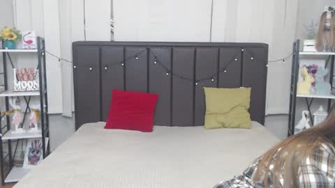 LauraHlot online show from October 19, 5:52 am