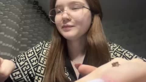 Snapshot of lauraleestindt chatting on March 17, 8:56 pm Karen online show from March 17, 8:56 pm