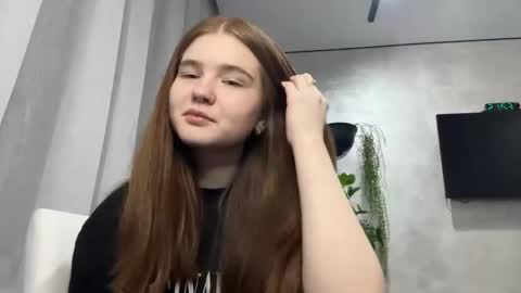 Snapshot of lauraleestindt chatting on March 18, 6:55 pm Karen online show from March 18, 6:55 pm