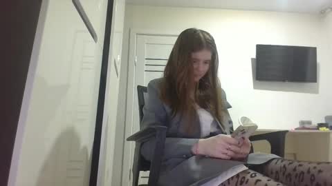 Snapshot of lauraleestindt chatting on March 27, 8:52 pm Karen online show from March 27, 8:52 pm