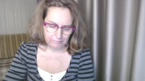 Lauraoven1 online show from December 12, 1:06 pm