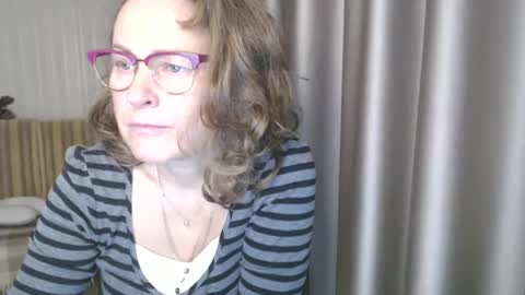 Lauraoven1 online show from December 18, 7:15 am