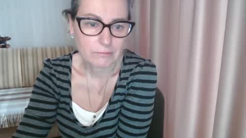 Lauraoven1 online show from February 19, 7:17 am