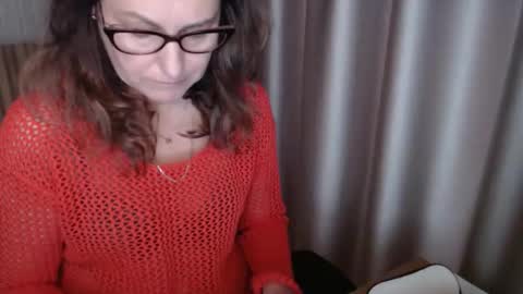 Lauraoven1 online show from November 1, 7:54 am