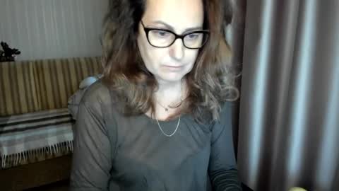 Lauraoven1 online show from December 17, 7:25 am