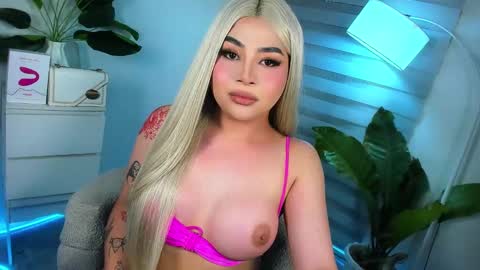 Snapshot of laurasinclair chatting on January 27, 5:36 am Your sweet Laura online show from January 27, 5:36 am