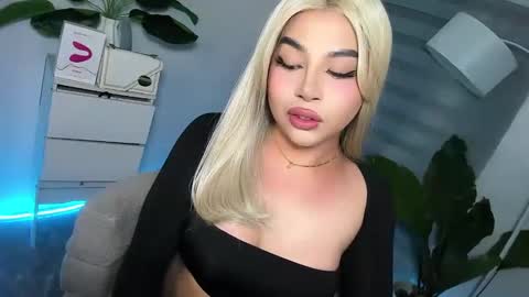 Snapshot of laurasinclair chatting on March 4, 3:15 pm Your sweet Laura online show from March 4, 3:15 pm