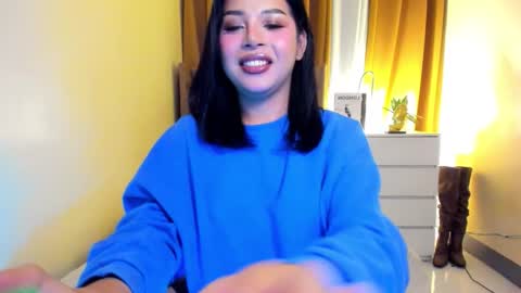 Snapshot of laurasinclair chatting on December 3, 5:00 pm Your sweet Laura online show from December 3, 5:00 pm