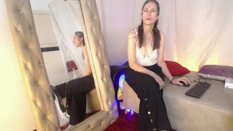 Laura Sofia online show from June 17, 4:15 am