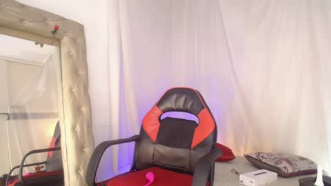 Snapshot of laurasofia45 chatting on June 24, 1:10 pm Laura Sofia online show from June 24, 1:10 pm