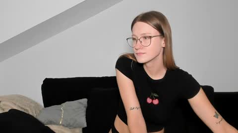 Snapshot of laurasommer chatting on May 19, 2:12 pm Laura Lara Sommer online show from May 19, 2:12 pm
