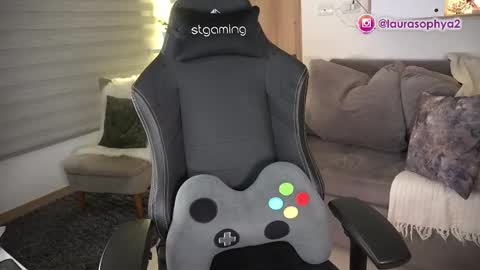 Laura online show from February 12, 2:03 am