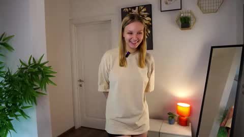 Snapshot of laurendarou chatting on October 27, 11:25 am Ellie  online show from October 27, 11:25 am
