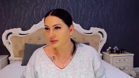 Snapshot of laurenjenssen chatting on November 6, 9:43 am Laura online show from November 6, 9:43 am