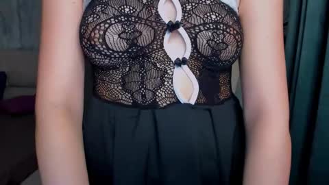 laurennhill online show from September 22, 12:40 pm