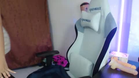 Snapshot of laurenphillipsx chatting on January 15, 3:18 pm Lauren online show from January 15, 3:18 pm