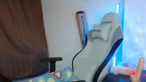 Snapshot of laurenphillipsx chatting on February 4, 12:40 am Lauren online show from February 4, 12:40 am