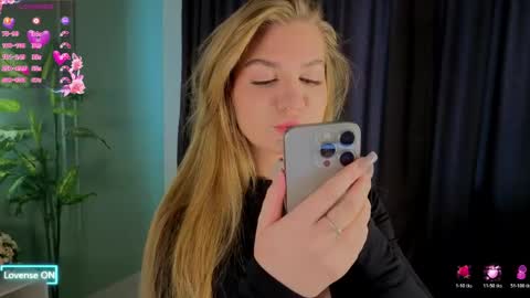 Snapshot of lauriegutierrez chatting on March 22, 5:00 am Laura online show from March 22, 5:00 am