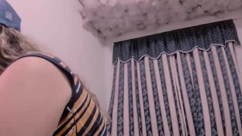 Snapshot of lauu_g chatting on November 21, 2:43 am Lauu G online show from November 21, 2:43 am