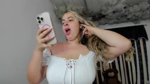 Lauu G online show from February 4, 12:33 pm