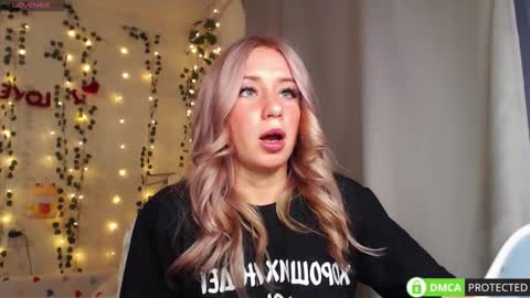 Mia online show from September 21, 3:46 pm