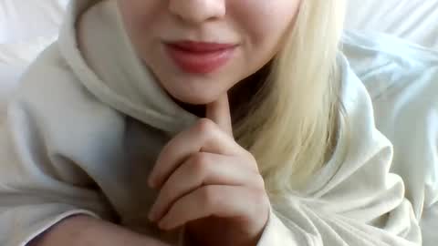 layannalea online show from December 11, 8:50 pm