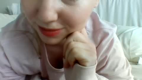 layannalea online show from December 16, 8:05 pm
