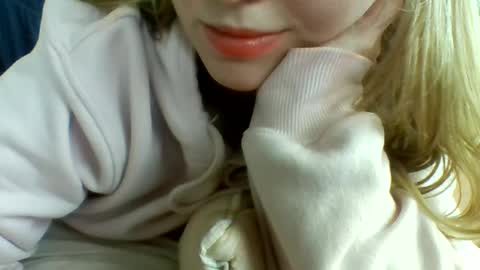 layannalea online show from March 3, 7:06 pm