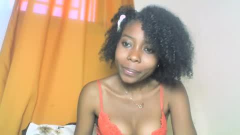 Snapshot of layannek chatting on October 6, 10:23 am layannek online show from October 6, 10:23 am