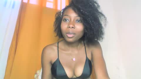 Snapshot of layannek chatting on October 11, 8:24 am layannek online show from October 11, 8:24 am