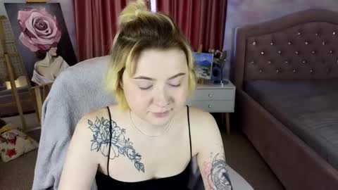 Layla online show from November 4, 6:01 am