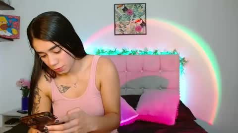 Snapshot of layla_roma chatting on November 6, 12:33 am Lia and Rachel online show from November 6, 12:33 am