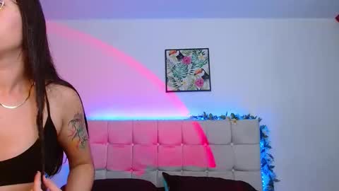 Snapshot of layla_roma chatting on December 18, 1:22 am Lia and Rachel online show from December 18, 1:22 am